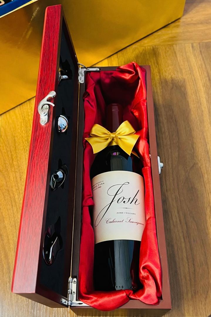 Personalized Wine Box & Glass – Luxury Gift